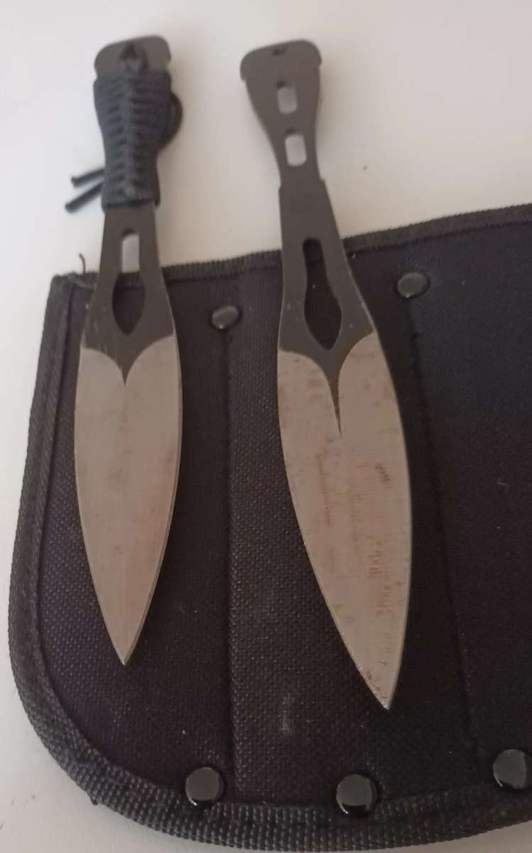 2x Throwing Knives in pouch.