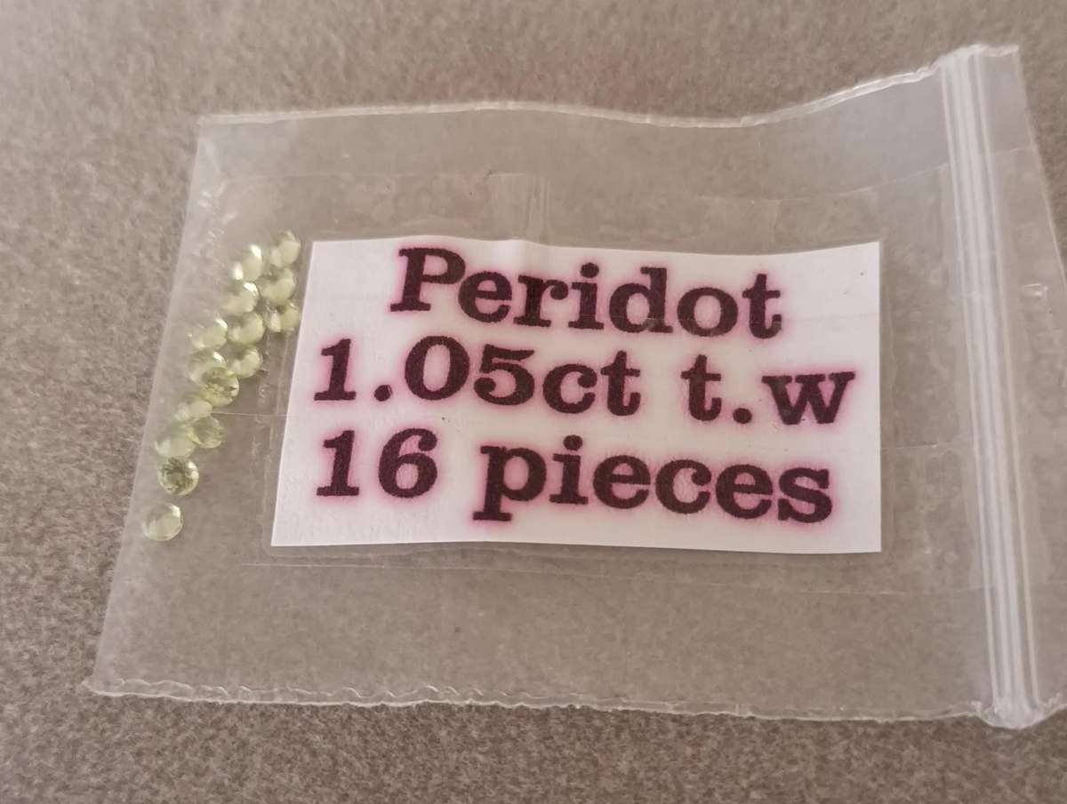16 Pieces 1.05ct t.w Peridot Gems.