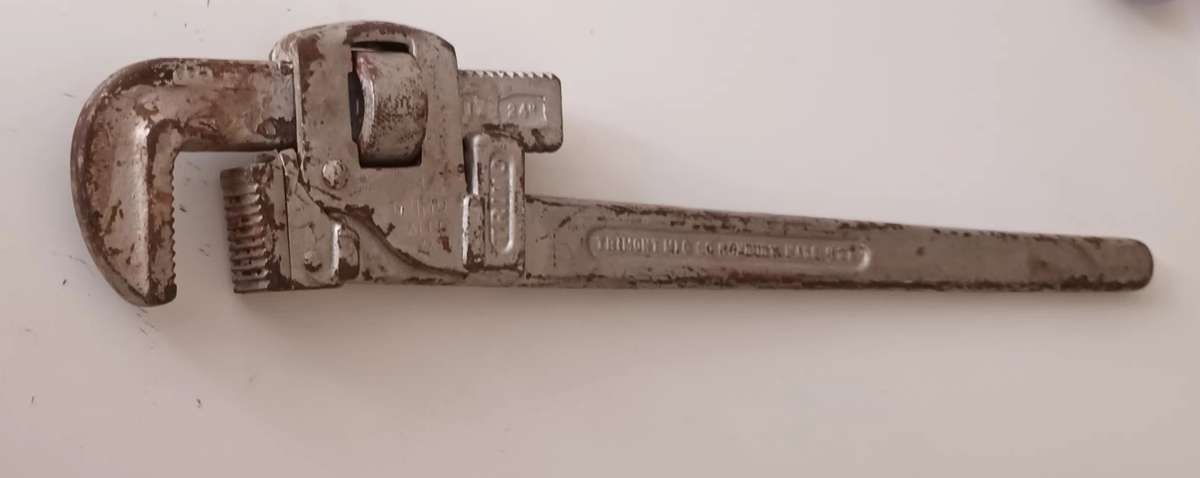 Huge Vitage 24" Trimo Pipe Wrench. Trimont Mfg Co. Made in USA. Length 64cm.