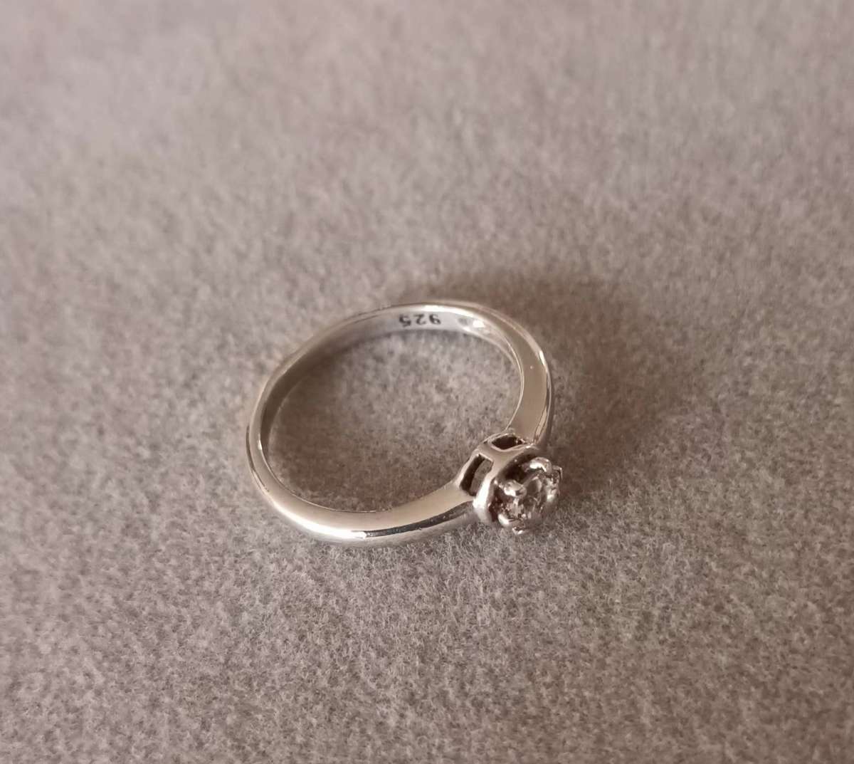 Lovely Sterling Silver Ring. Size M 1/2. (6.5)16.9mm.
