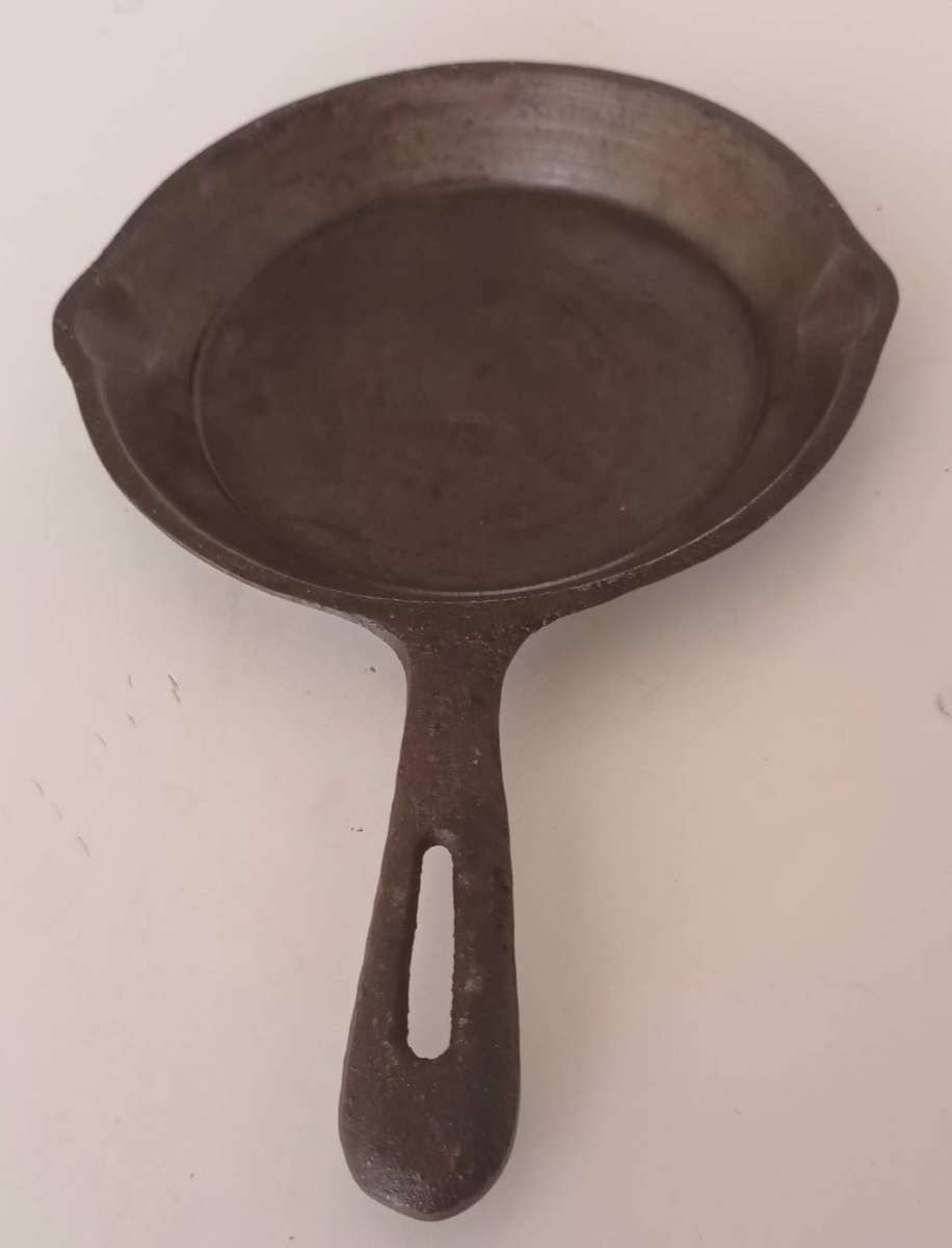 Vintage 6" Miniature Cast Iron Skillet. Made in Taiwan.