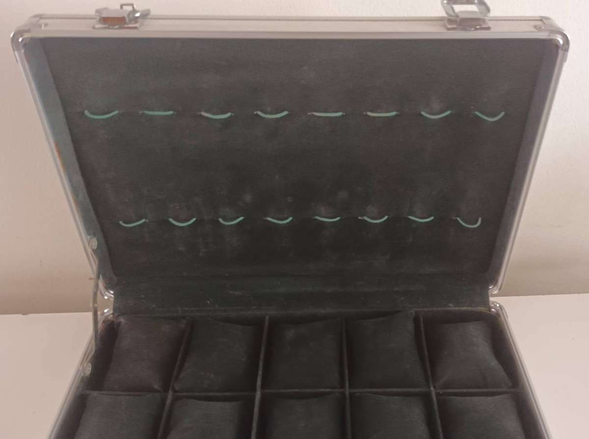 Stunning Lockable Watch Case. Holds 23 Watches. Comes with Keys.