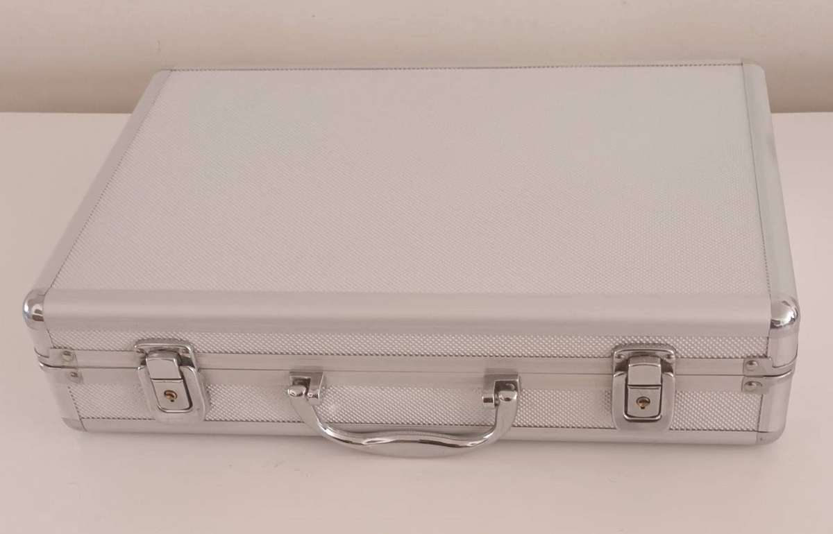 Stunning Lockable Watch Case. Holds 23 Watches. Comes with Keys.