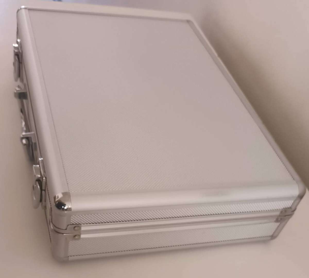 Stunning Lockable Watch Case. Holds 23 Watches. Comes with Keys.