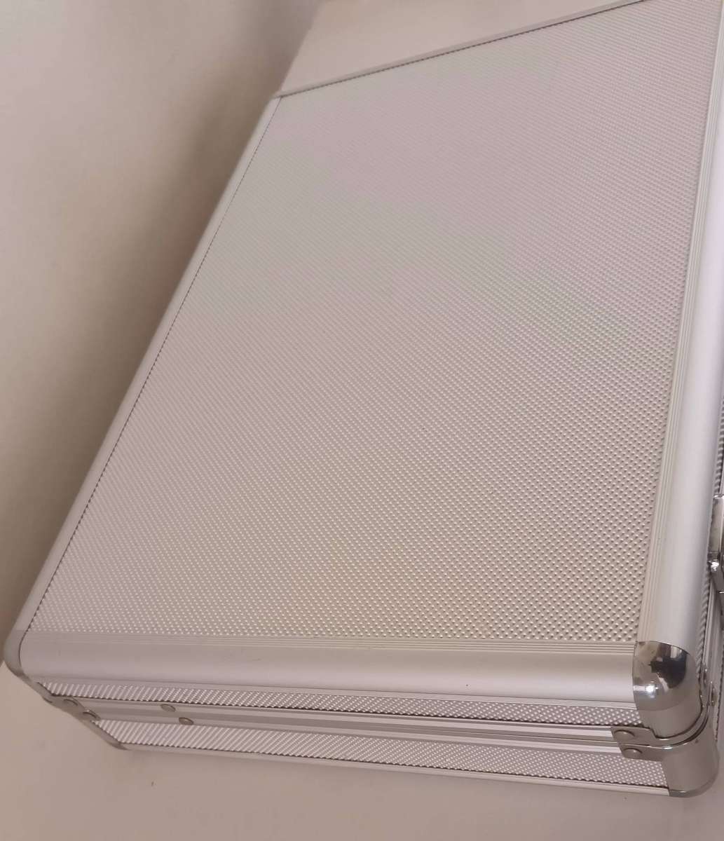 Stunning Lockable Watch Case. Holds 23 Watches. Comes with Keys.