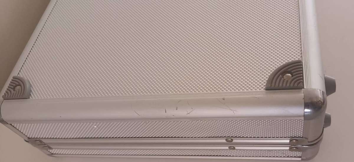 Stunning Lockable Watch Case. Holds 23 Watches. Comes with Keys.