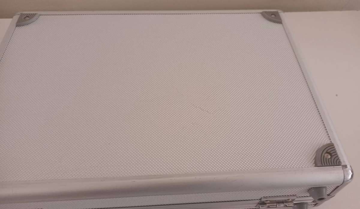 Stunning Lockable Watch Case. Holds 23 Watches. Comes with Keys.