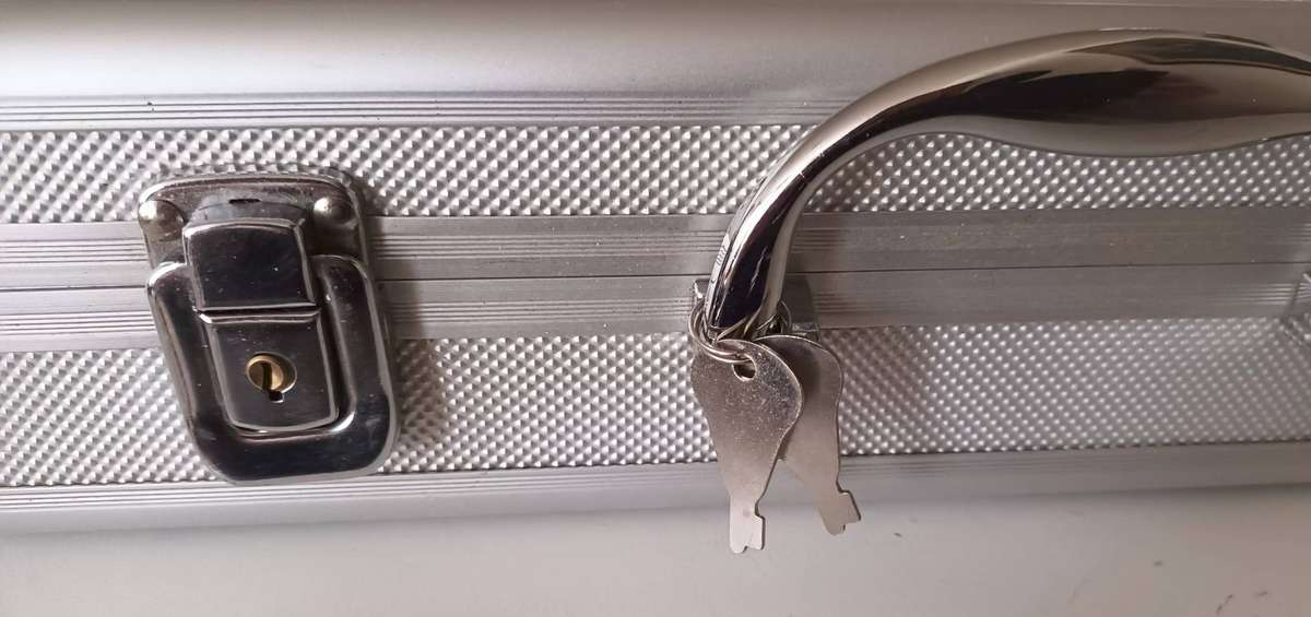 Stunning Lockable Watch Case. Holds 23 Watches. Comes with Keys.