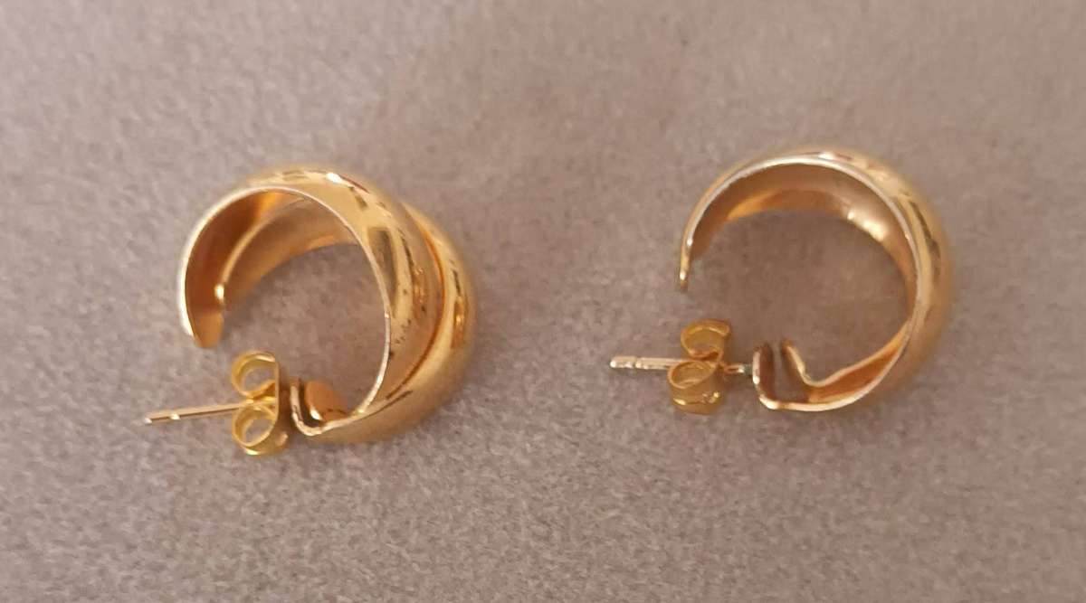 Stunning Gold-Plated Earrings.