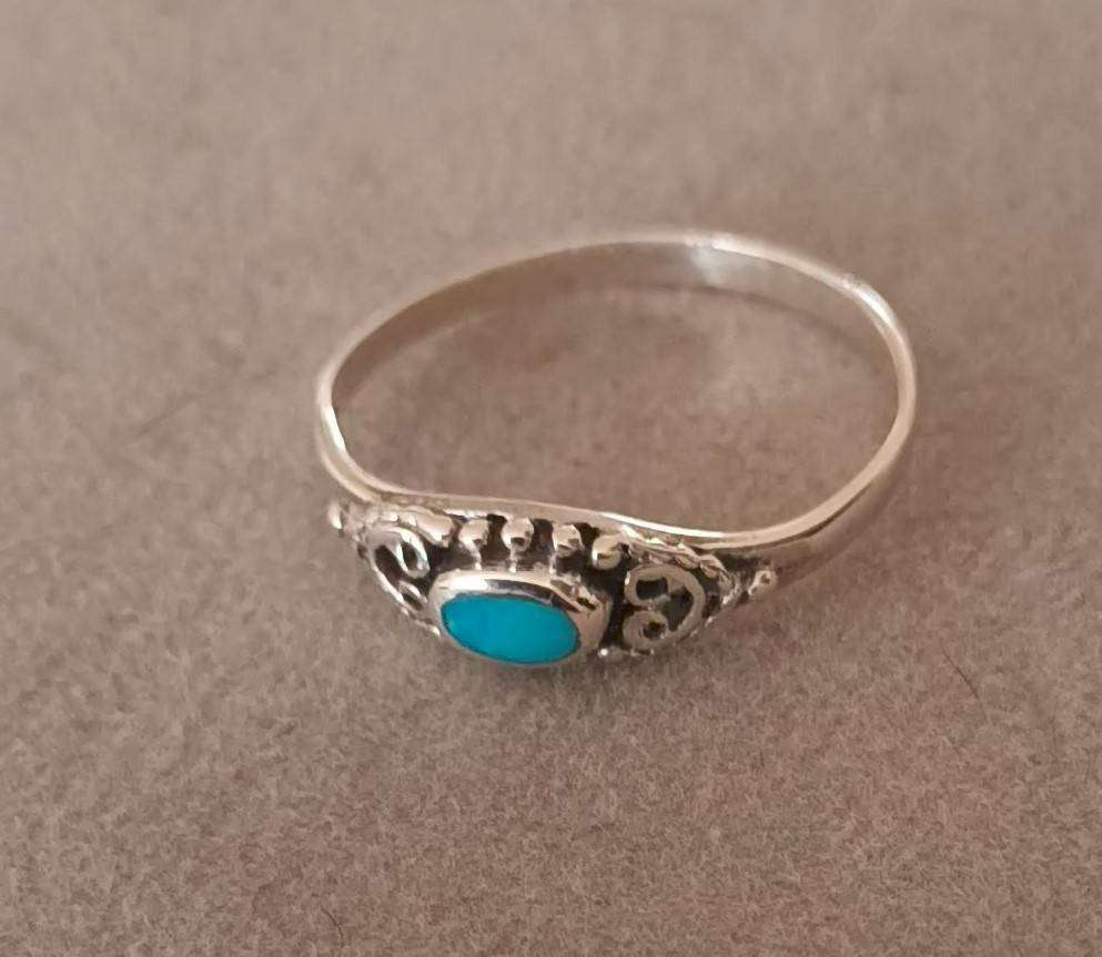 Beautiful Sterling Silver Ring with Turquoise Stone.