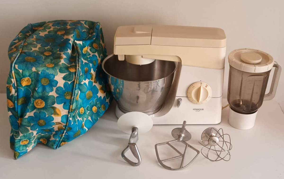 KENWOOD CHEF KM300 WITH LIQUIDIZER, 3X ATTACHMENTS AND COVER.