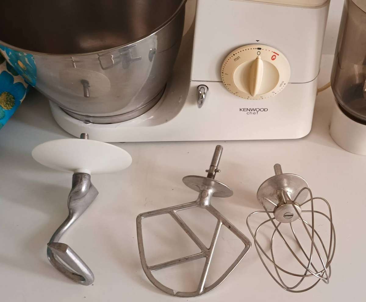 KENWOOD CHEF KM300 WITH LIQUIDIZER, 3X ATTACHMENTS AND COVER.