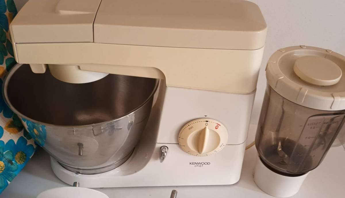 KENWOOD CHEF KM300 WITH LIQUIDIZER, 3X ATTACHMENTS AND COVER.