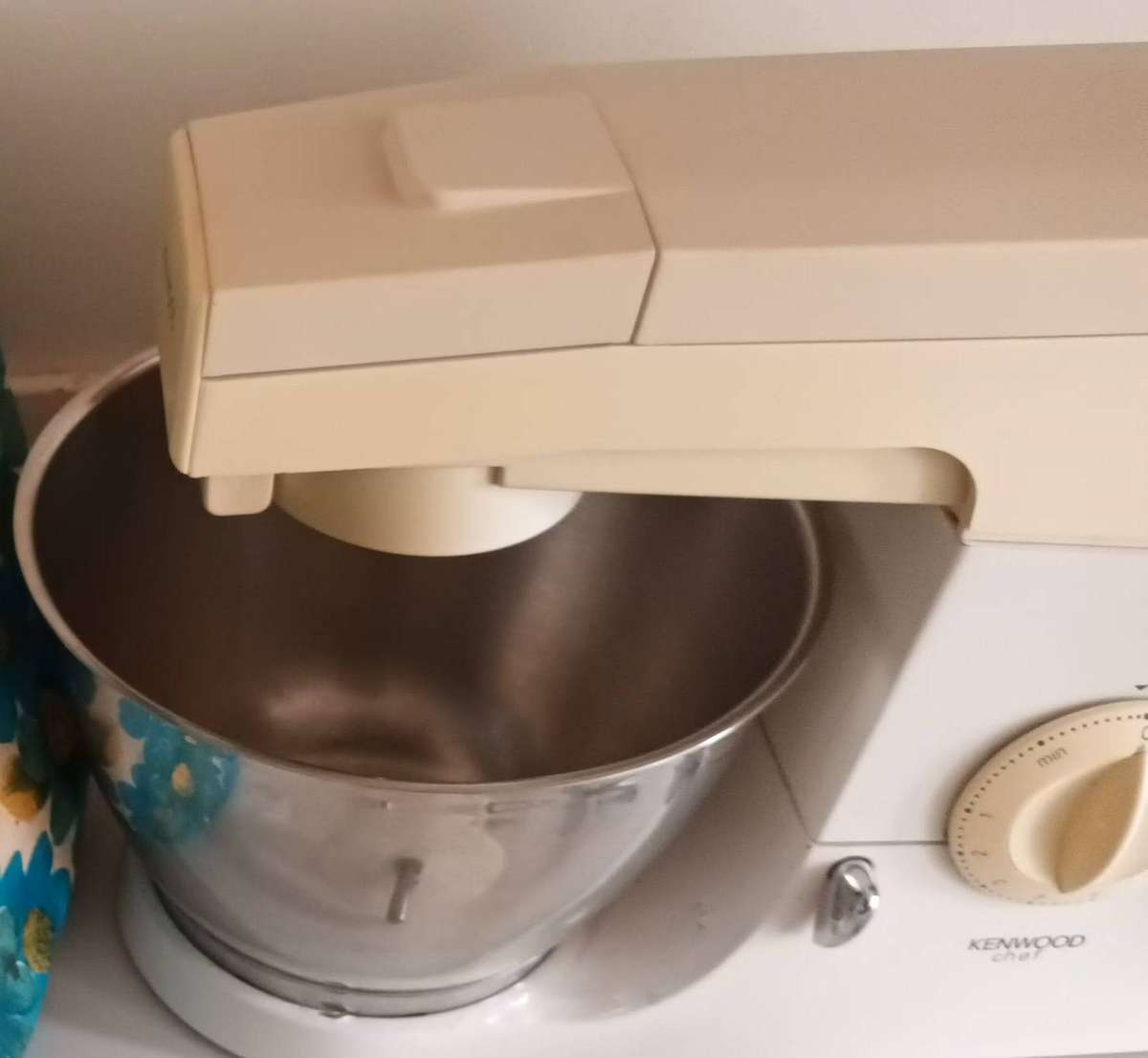 KENWOOD CHEF KM300 WITH LIQUIDIZER, 3X ATTACHMENTS AND COVER.