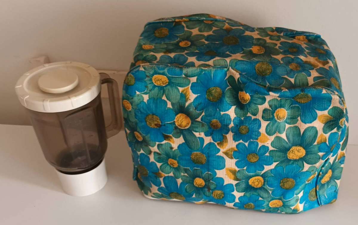 KENWOOD CHEF KM300 WITH LIQUIDIZER, 3X ATTACHMENTS AND COVER.