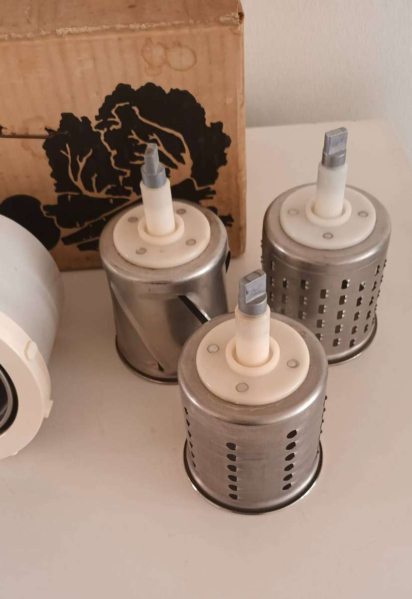 KENWOOD A928 SLOW SPEED SHREDDER & SLICER ATTACHMENT.