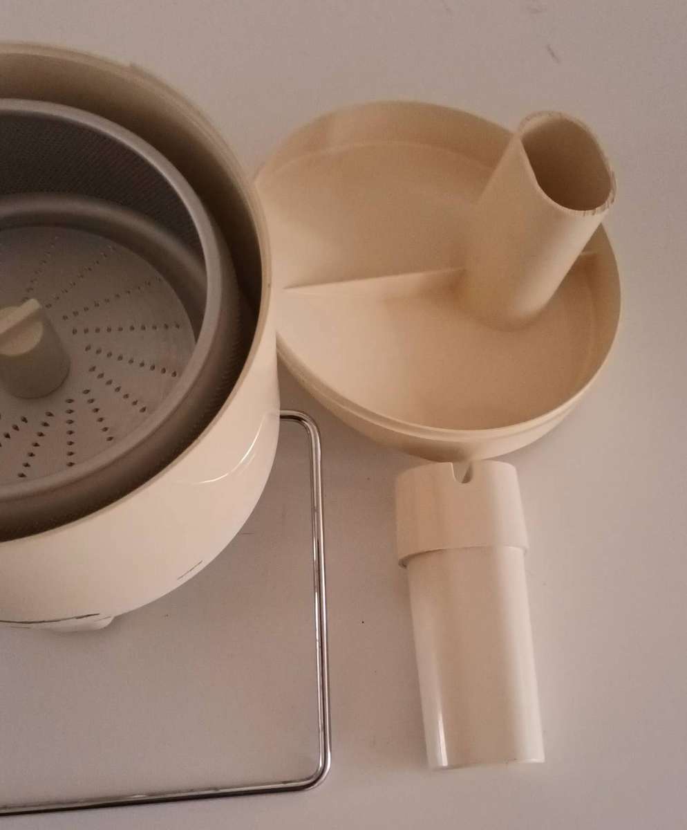 KENWOOD A723 HIGH SPEED JUICE SEPERATOR.