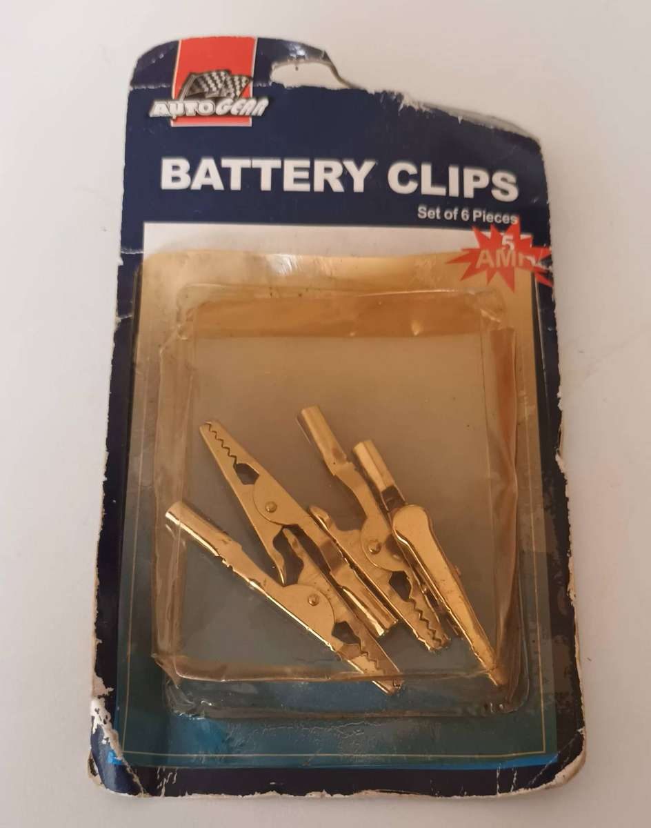 4x Battery Clips.