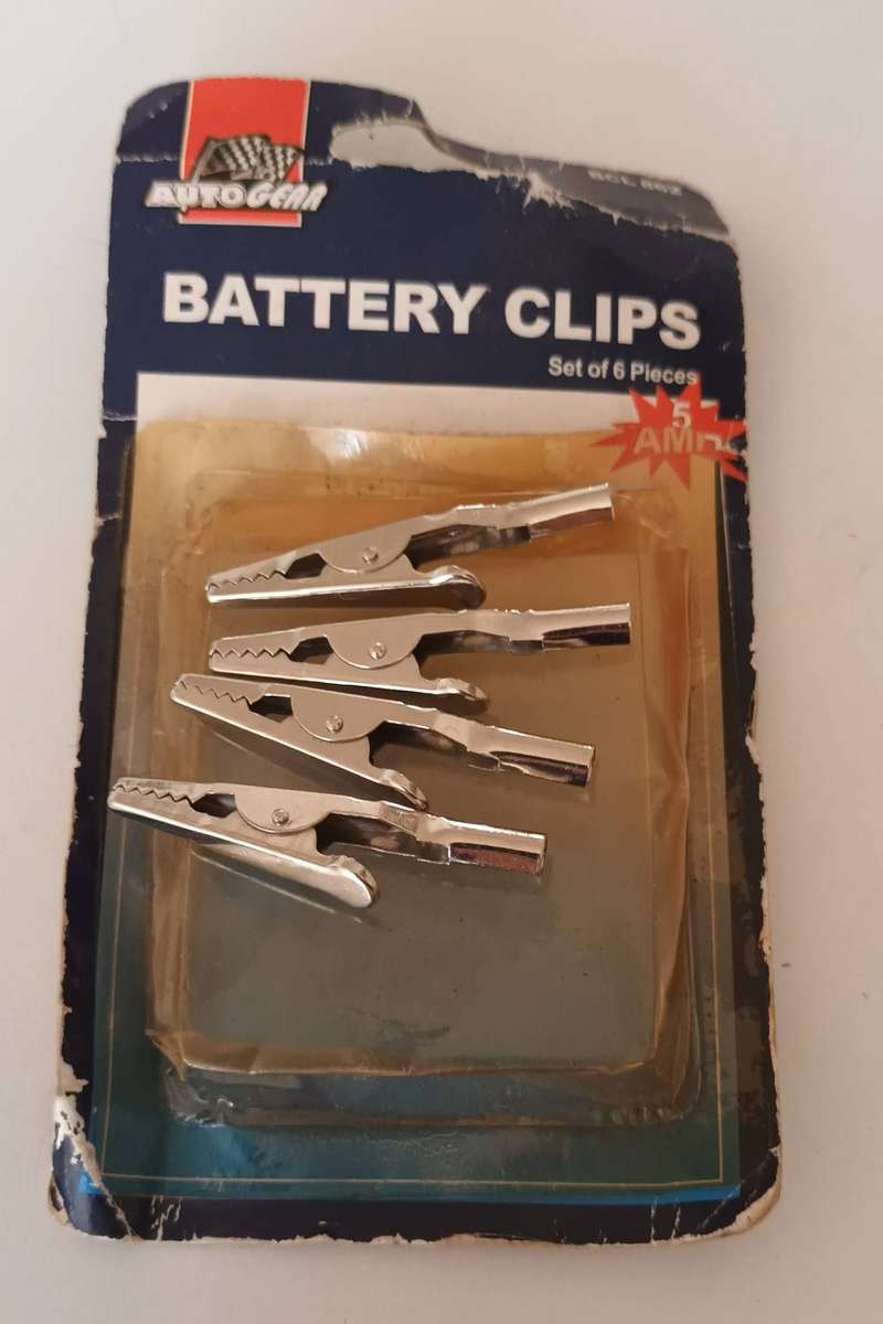 4x Battery Clips.