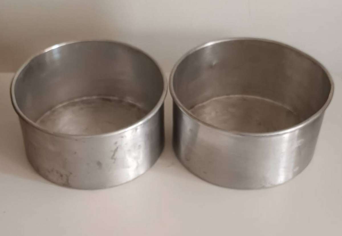 2x Vintage Round Baking Pans.