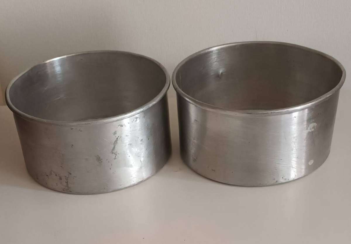 2x Vintage Round Baking Pans.