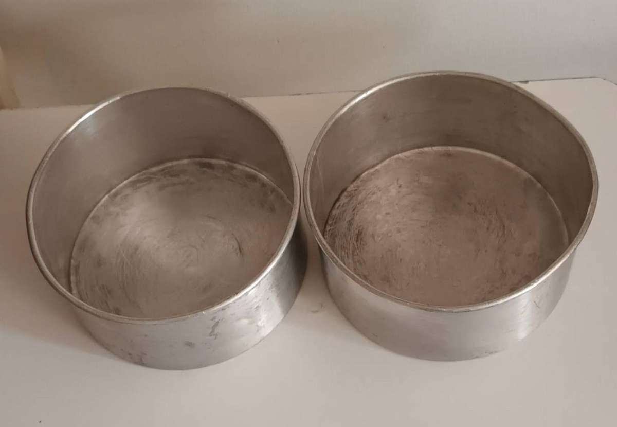 2x Vintage Round Baking Pans.