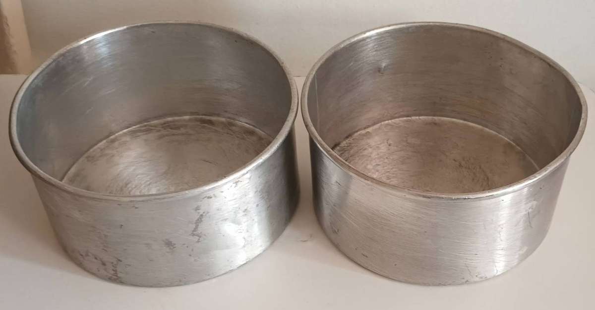 2x Vintage Round Baking Pans.