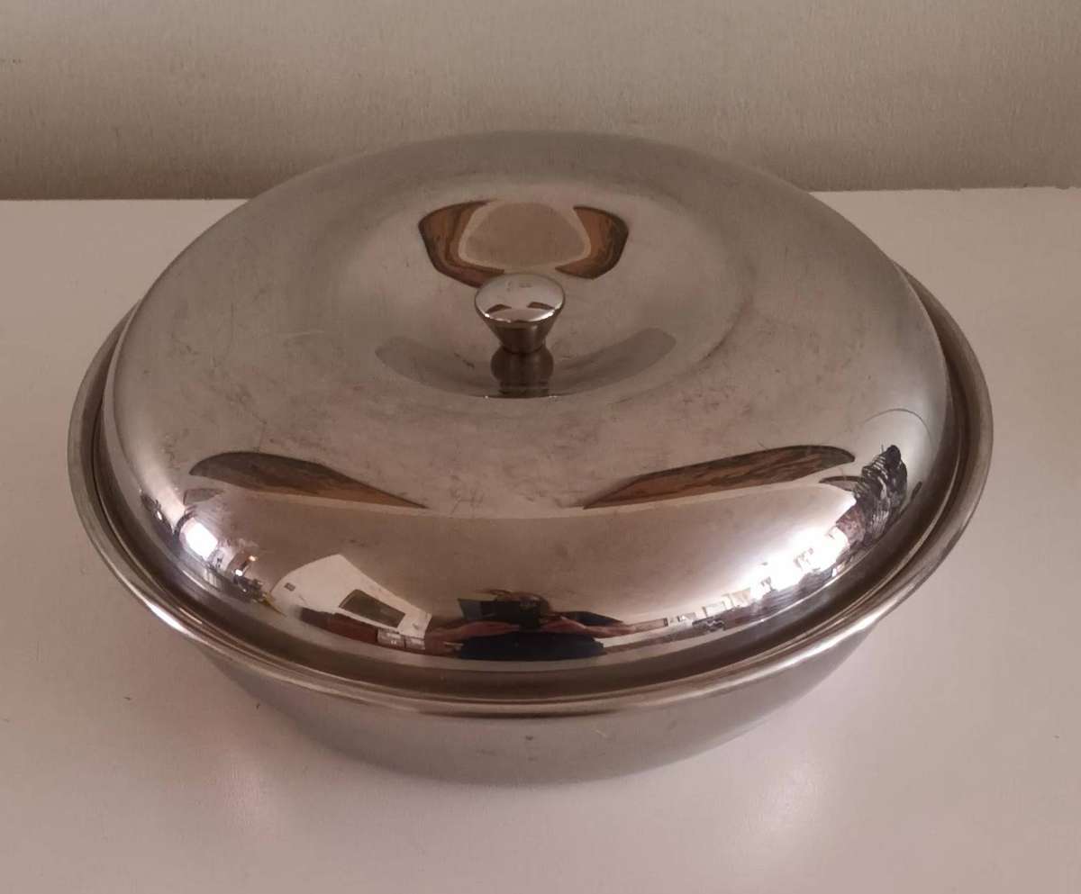 Stainless Steel Serving Dish. Capacity 1.4 Litres.