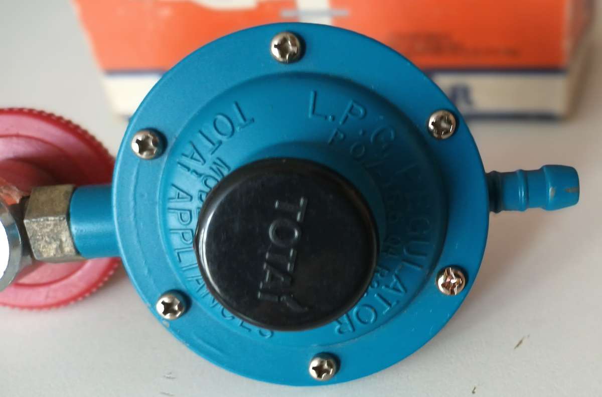 LPG GAS REGULATOR. NEW.