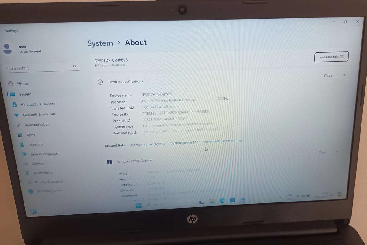 HP Laptop AMD 3020e with Radeon Graphics. Windows 11. Working 100%.