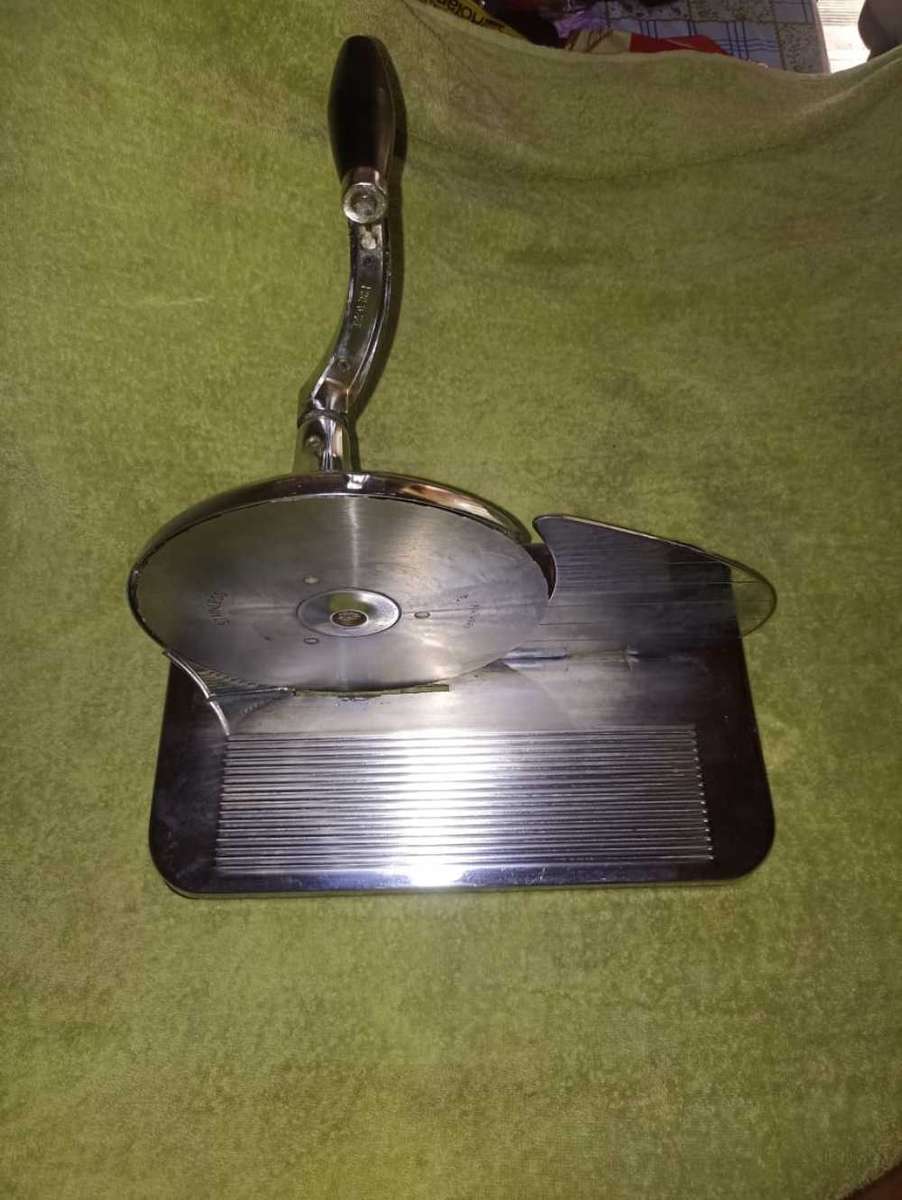 Beautiful Vintage Pineware bread slicer.