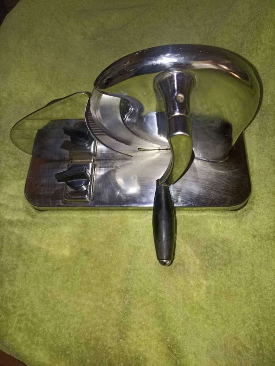 Beautiful Vintage Pineware bread slicer.