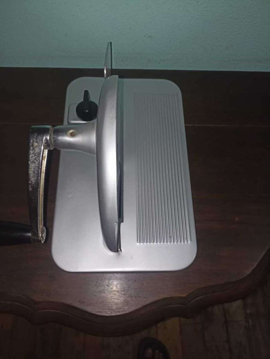 Pineware bread slicer