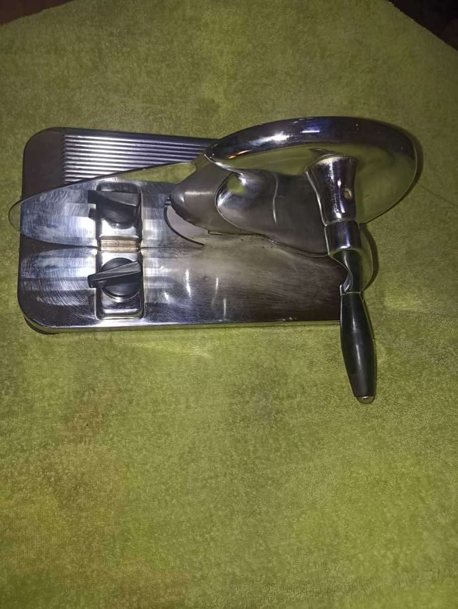 Beautiful Vintage Pineware bread slicer.