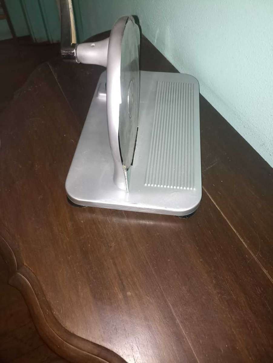 Pineware bread slicer