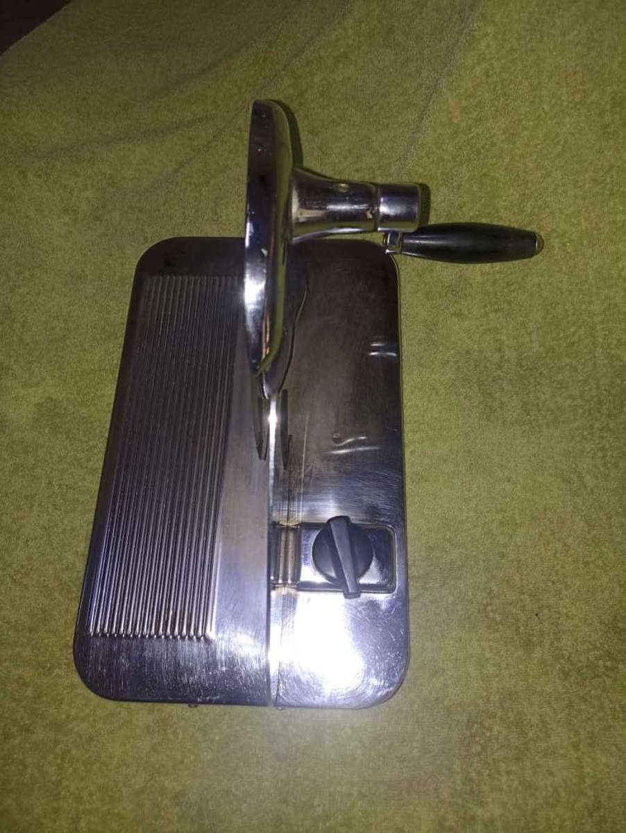 Beautiful Vintage Pineware bread slicer.