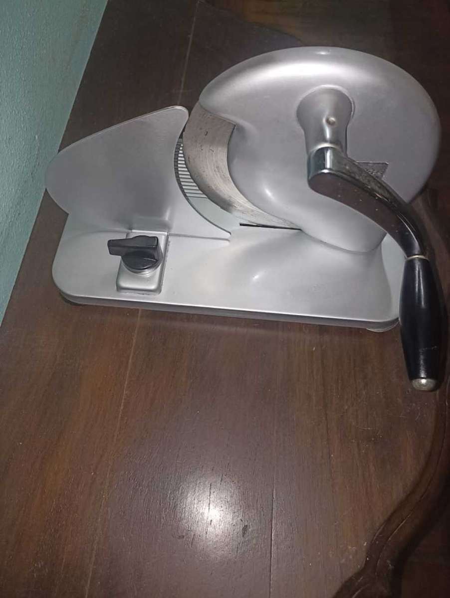 Pineware bread slicer