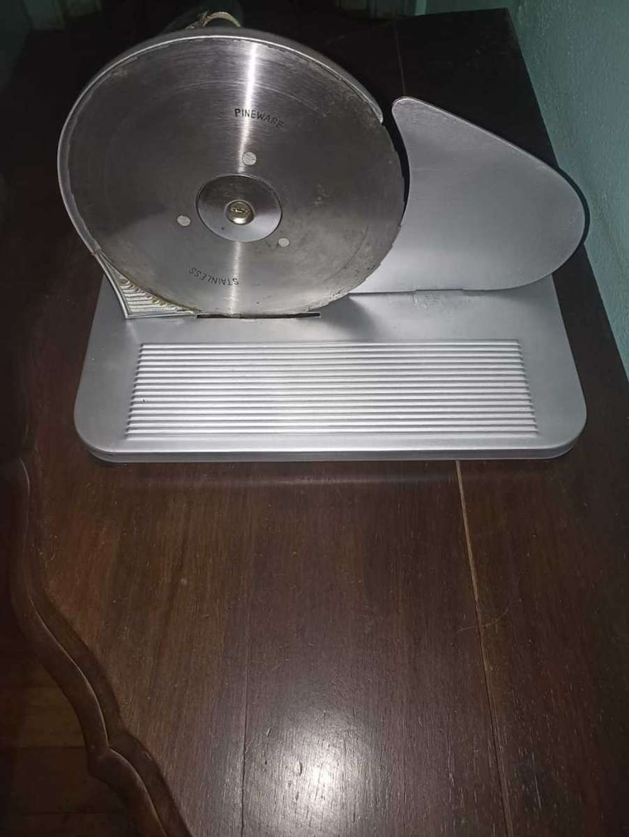 Pineware bread slicer