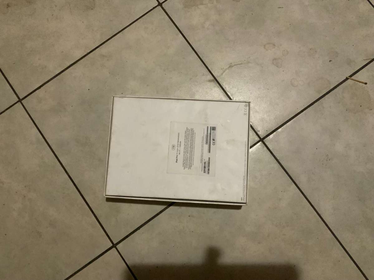 APPLE IPAD PRO 11 INCH ( 2nd generation)  cell & wifi  space grey .  1TB