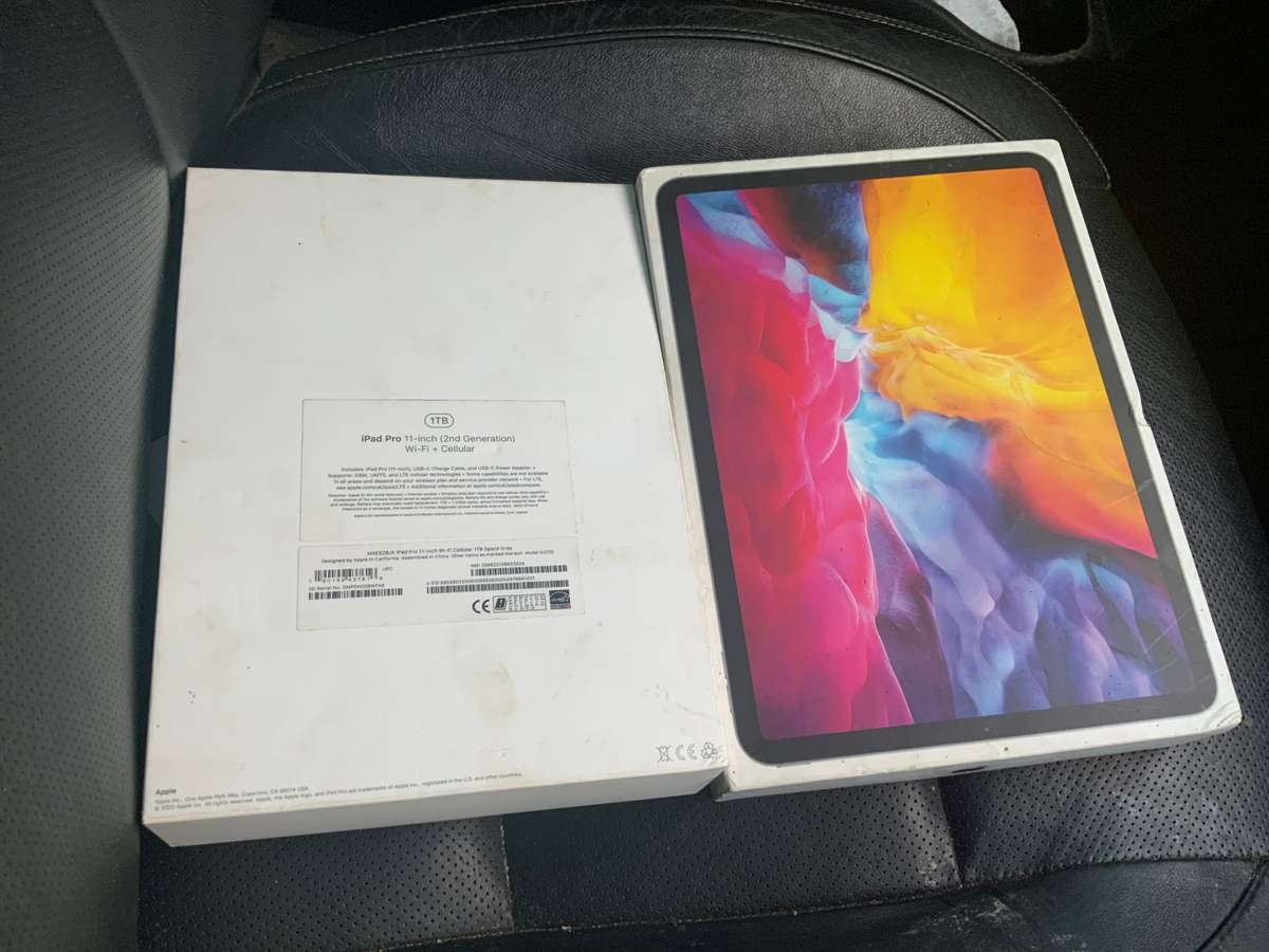 APPLE IPAD PRO 11 INCH ( 2nd generation)  cell & wifi  space grey .  1TB