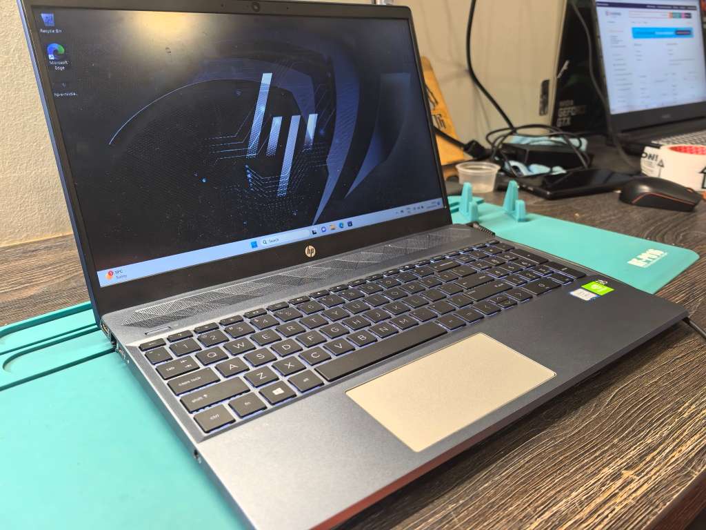 HP PAVILION 15 GAMING*i7-8565U*16GB RAM*1000GB SSD*FHD*MX250 4GB-BACKLIT