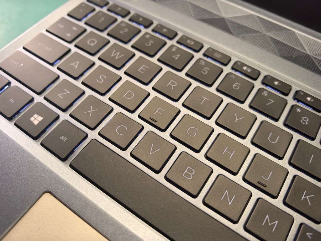 HP PAVILION 15 GAMING*i7-8565U*16GB RAM*1000GB SSD*FHD*MX250 4GB-BACKLIT