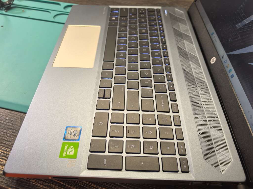 HP PAVILION 15 GAMING*i7-8565U*16GB RAM*1000GB SSD*FHD*MX250 4GB-BACKLIT