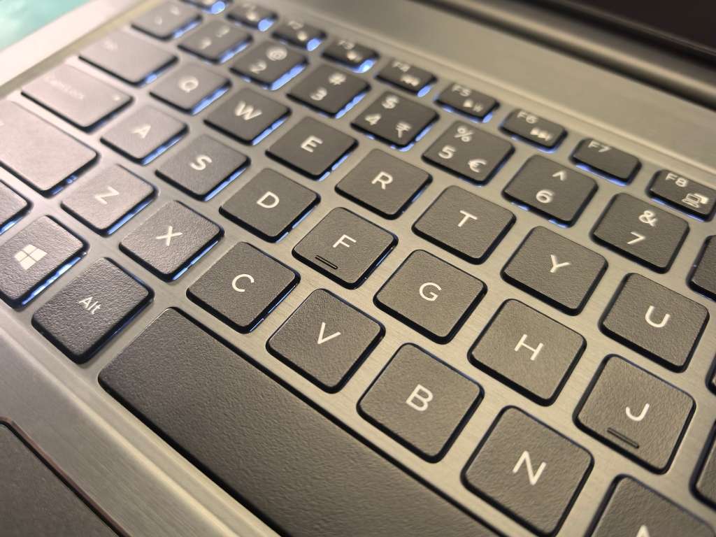 DELL VOSTRO 5568-i5-7200U-16GB-256GB SSD-1000GB HDD-FHD