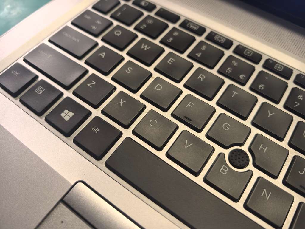 *HP ELITEBOOK 840 G3*i5-6300U*8GB DDR4*256GB SSD*FHD*BACKLIT