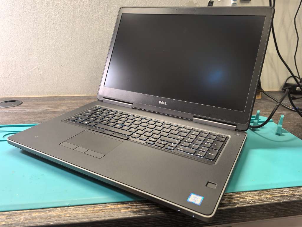 Dell Precision 7720 Carbon i7-6820HQ 32GB DDR4 1TB SSD FHD