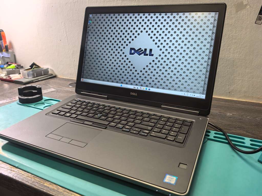 Dell Precision 7720 Carbon i7-6820HQ 32GB DDR4 1TB SSD FHD