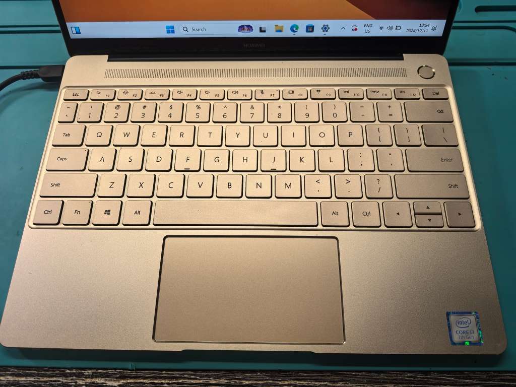 HUAWEI MATEBOOK X*i7-7500U*8GB DDR4*256GB SSD*2K DISPLAY*IPS*UHD GRAPHICS