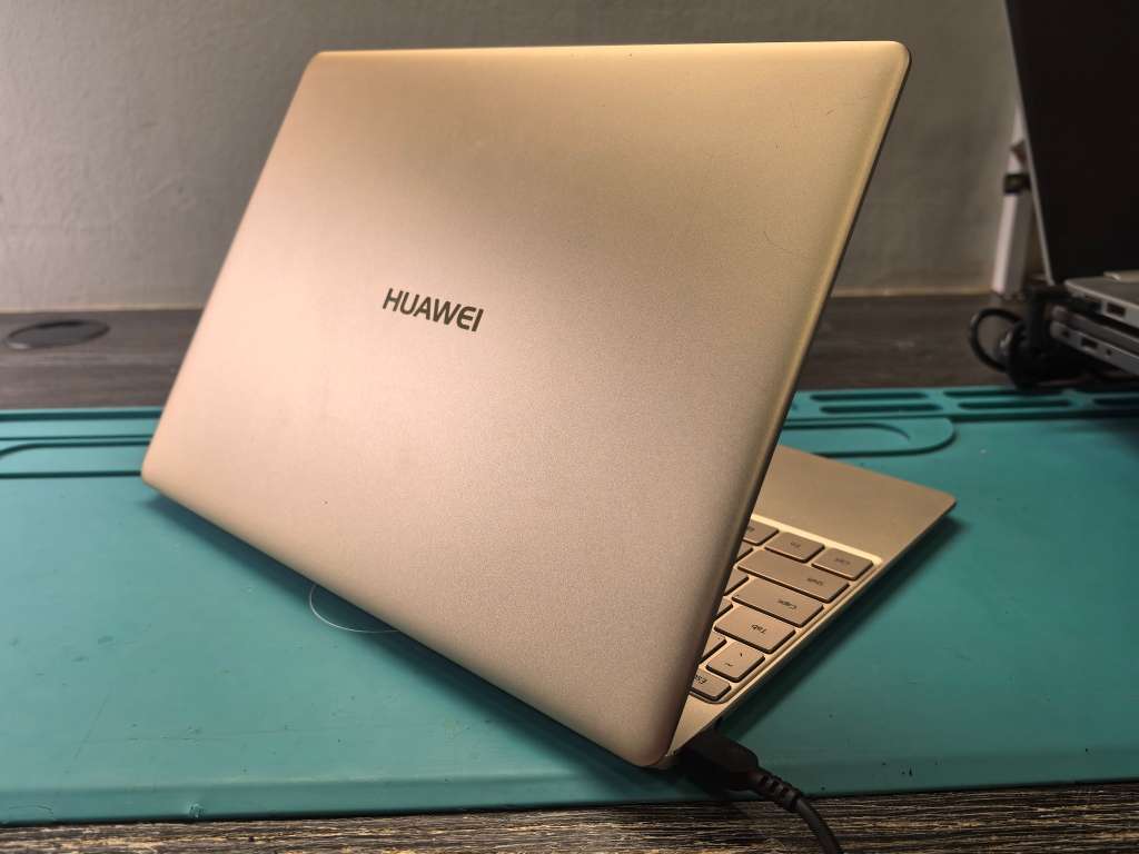HUAWEI MATEBOOK X*i7-7500U*8GB DDR4*256GB SSD*2K DISPLAY*IPS*UHD GRAPHICS
