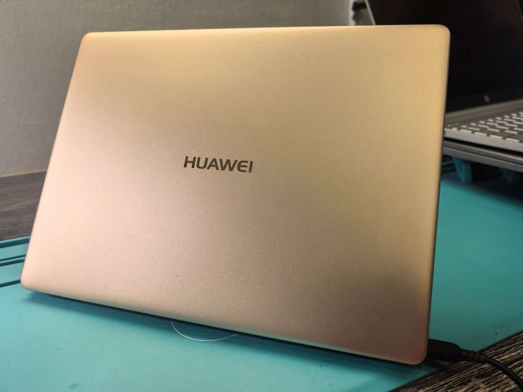 HUAWEI MATEBOOK X*i7-7500U*8GB DDR4*256GB SSD*2K DISPLAY*IPS*UHD GRAPHICS